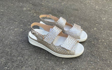 Afbeelding in Gallery-weergave laden, SOLIDUS DAMES SANDALEN MET UITNEEMBAAR VOETBED EN KLEVERS H-WIJDTE BEIGE
