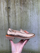 Afbeelding in Gallery-weergave laden, SOFTWAVES MET UITNEEMBAAR VOETBED BEIGE EN MANDARINO
