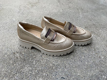 Afbeelding in Gallery-weergave laden, SOFTWAVES MOCASSIN MET PLATEAUZOOL EN UITNEEMBAAR VOETBED
