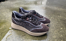 Afbeelding in Gallery-weergave laden, SOFTWAVES SNEAKER BRUIN BLAUW UITNEEMBAAR VOETBED
