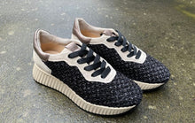 Afbeelding in Gallery-weergave laden, SOFTWAVES SNEAKER MET UITNEEMBAAR VOETBED DIKKE ZOOL ZWART
