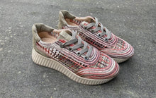 Afbeelding in Gallery-weergave laden, SOFTWAVES DAMES SNEAKER MET DIKKE ZOOL RAFIA OLIVE
