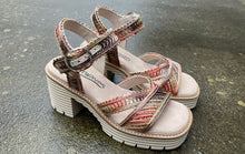 Afbeelding in Gallery-weergave laden, SOFTWAVES DAMES SANDAAL RAFIA MET BLOKHAK OLIVE
