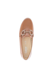 Afbeelding in Gallery-weergave laden, GABOR DAMES LOAFER MET GESP EN UITNEEMBAAR VOETBED CAMEL G BREEDTE
