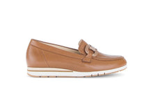 Afbeelding in Gallery-weergave laden, GABOR DAMES LOAFER MET GESP EN UITNEEMBAAR VOETBED CAMEL G BREEDTE
