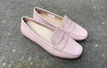 Afbeelding in Gallery-weergave laden, WIRTH MOCCASIN MET UITNEEMBAAR VOETBED ROZE
