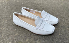 Afbeelding in Gallery-weergave laden, WIRTH MOCCASIN MET UITNEEMBAAR VOETBED WIT
