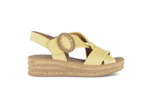 Afbeelding in Gallery-weergave laden, GABOR SANDAAL MET BLOK ZOOL EN RIEMEN GEEL
