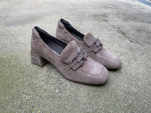 Afbeelding in Gallery-weergave laden, SOFTWAVES MOCCASIN MET KLEIN HAKJE EN BOUCLE TAUPE
