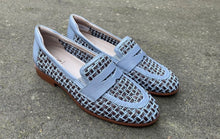 Afbeelding in Gallery-weergave laden, SOFTWAVES MOCCASIN MET UITNEEMBAAR VOETBED PRINT BLAUW

