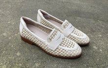 Afbeelding in Gallery-weergave laden, SOFTWAVES MOCCASIN MET UITNEEMBAAR VOETBED PRINT CREMA
