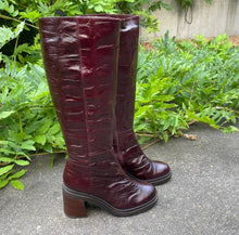 Afbeelding in Gallery-weergave laden, SOFTWAVES LANGE LAARZEN CROCO BORDEAUX
