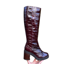 Afbeelding in Gallery-weergave laden, SOFTWAVES LANGE LAARZEN CROCO BORDEAUX
