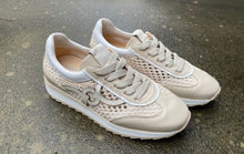 Afbeelding in Gallery-weergave laden, SOFTWAVES DAMES SNEAKER MET UITNEEMBAAR VOETBED CREMA

