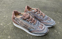 Afbeelding in Gallery-weergave laden, SOFTWAVES SNEAKER MET UITNEEMBAAR VOETBED RAFIA MULTI
