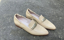 Afbeelding in Gallery-weergave laden, SOFTWAVES MOCCASIN MET GESP SUPER SOEPEL BEIGE
