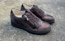 Afbeelding in Gallery-weergave laden, WALDLAUFER DAMES SNEAKER MET UITNEEMBAAR VOETBED H-BREEDTE BRUIN
