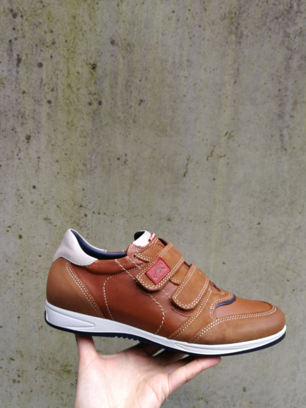FLUCHOS VELCRO COGNAC MET UITNEEMBAAR VOETBED