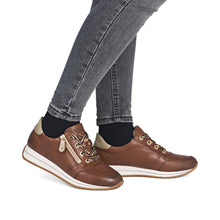 Afbeelding in Gallery-weergave laden, REMONTE SNEAKER MET UITNEEMBAAR VOETBED EN RITS COGNAC
