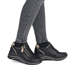REMONTE SNEAKER MET UITNEEMBAAR VOETBED EN RITS ZWART