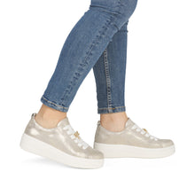 Afbeelding in Gallery-weergave laden, REMONTE DAMES SNEAKER MET UITNEEMBAAR VOETBED MUSCHEL
