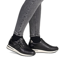 Afbeelding in Gallery-weergave laden, REMONTE SNEAKER MET UITNEEMBAAR VOETBED EN STRETCH ZWART
