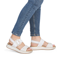 Afbeelding in Gallery-weergave laden, REMONTE SANDALEN MET UITNEEMBAAR VOETBED EN KLEVERS WIT
