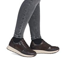 Afbeelding in Gallery-weergave laden, REMONTE SNEAKER MET UITNEEMBAAR VOETBED EN RITS BRUIN
