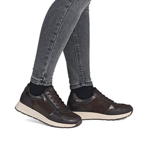 REMONTE SNEAKER MET UITNEEMBAAR VOETBED EN RITS BRUIN