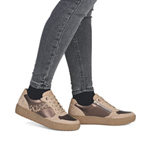 Afbeelding in Gallery-weergave laden, REMONTE SNEAKER MET UITNEEMBAAR VOETBED BRONS

