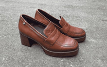 Afbeelding in Gallery-weergave laden, DAMES DORKING MOCCASIN MET BLOKHAK BRUIN
