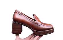 Afbeelding in Gallery-weergave laden, DAMES DORKING MOCCASIN MET BLOKHAK BRUIN
