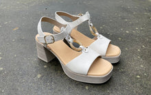 Afbeelding in Gallery-weergave laden, DORKING SANDAAL MET GESP HAK EN PLATEAUZOOL
