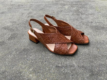 Afbeelding in Gallery-weergave laden, DONNA SOFT SANDAAL COGNAC TRESSE HAKJE
