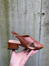 Afbeelding in Gallery-weergave laden, DONNA SOFT SANDAAL COGNAC TRESSE HAKJE
