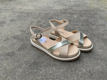 Afbeelding in Gallery-weergave laden, DONNA SOFT BEIGE SANDAAL LAAG
