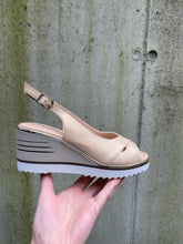 Afbeelding in Gallery-weergave laden, DONNA SOFT SANDAAL SLEEHAK BEIGE
