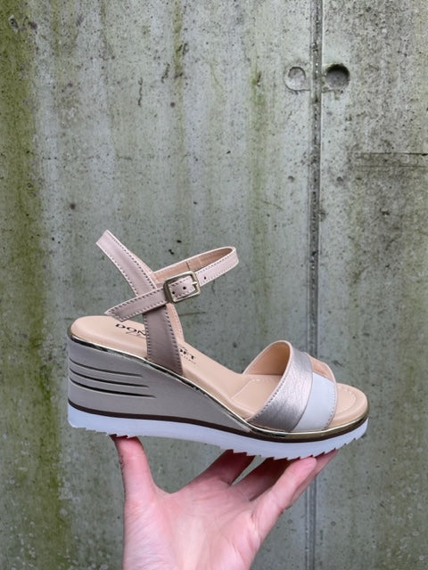 DONNA SOFT SANDAAL SLEEHAK EN RIEM BEIGE