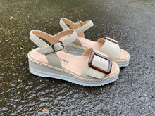 Afbeelding in Gallery-weergave laden, DONNA SOFT SANDAAL BEIGE
