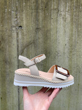Afbeelding in Gallery-weergave laden, DONNA SOFT SANDAAL BEIGE
