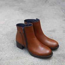 Afbeelding in Gallery-weergave laden, FLUCHOS DAMES KORT LAARSJE COGNAC MET UITNEEMBAAR VOETBED
