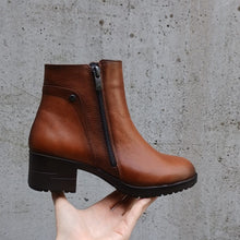 Afbeelding in Gallery-weergave laden, FLUCHOS DAMES KORT LAARSJE COGNAC MET UITNEEMBAAR VOETBED
