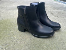 Afbeelding in Gallery-weergave laden, FLUCHOS DAMES KORT LAARSJE ZWART MET UITNEEMBAAR VOETBED

