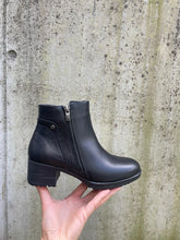 Afbeelding in Gallery-weergave laden, FLUCHOS DAMES KORT LAARSJE ZWART MET UITNEEMBAAR VOETBED
