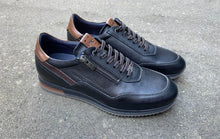 Afbeelding in Gallery-weergave laden, FLUCHOS VETERSCHOEN MET RITS EN UITNEEMBAAR VOETBED ZWART
