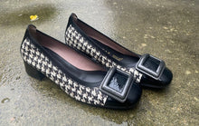 Afbeelding in Gallery-weergave laden, HISPANITAS PUMP PIED DE POULE ZWART WIT
