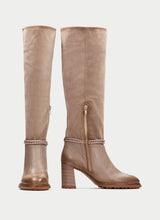 Afbeelding in Gallery-weergave laden, HISPANITAS LANGE LAARS MET HAK BEIGE
