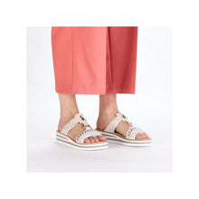 Afbeelding in Gallery-weergave laden, RIEKER DAMES SLIPPER MET KLEVER BEIGE
